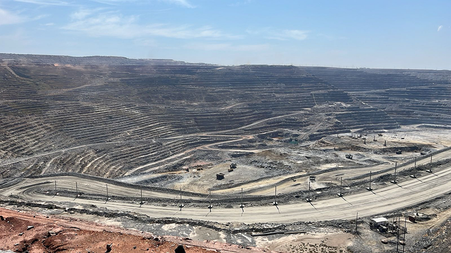 Pit de la mina de cobre Kansanshi. En Zambia, la minería representa más del 70% de las exportaciones nacionales y es la principal fuente de ingresos para miles de familias del Copperbelt. El 90% de los ingresos actuales de FQM proviene de este país.&nbsp;