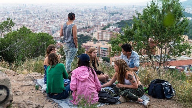 Un grupo de amigos bebe alcohol en las alturas de los Búnkers del Carmel en Barcelona.