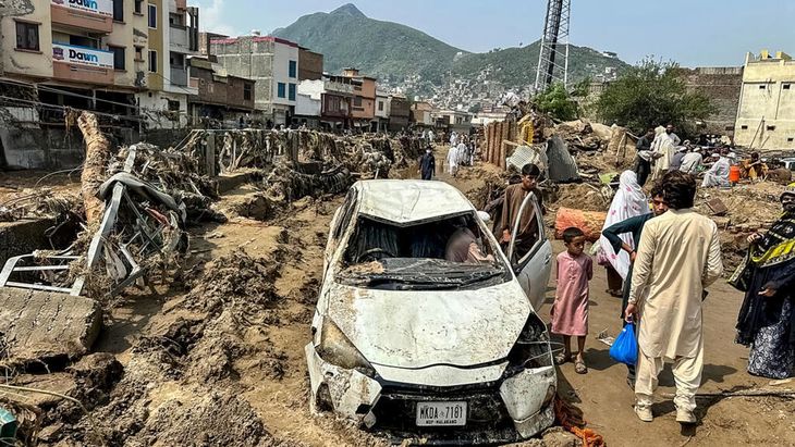 Equipos de rescate buscan desaparecidos entre los escombros tras los aguaceros.