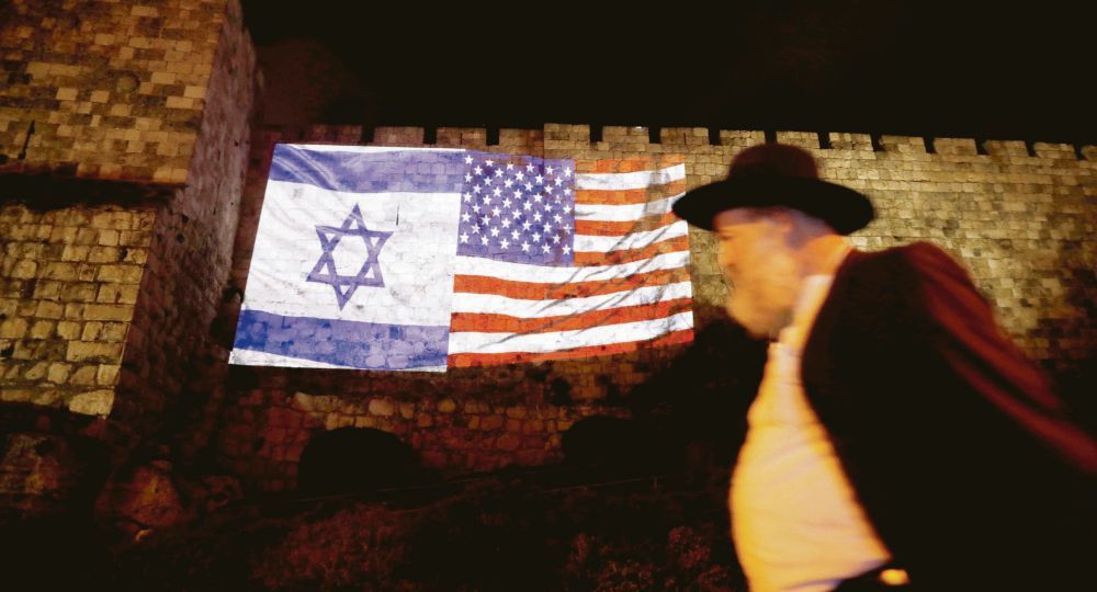 EUFORIA. La Municipalidad de Jerusalén proyectó ayer las banderas de Israel y de Estados Unidos sobre las murallas de la Ciudad Vieja.