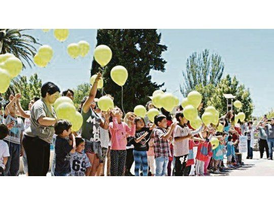 Símbolo. Durante los primeros días de la búsqueda, familiares y amigos de los submarinistas mendocinos realizaron en San Rafael una suelta de globos para pedir por la aparición de la nave.