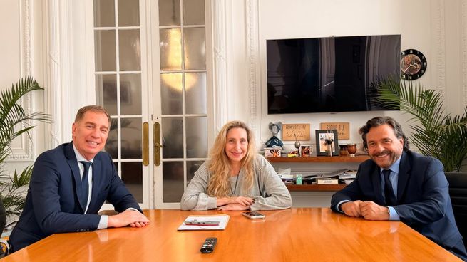 Diego Santilli, Karina Milei y Gustavo Sáenz se reunieron en la Casa Rosada.