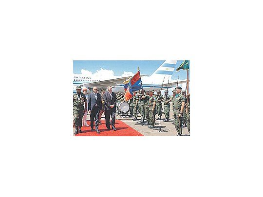 El vicepresidentevenezolano,JorgeRodríguez, yuna guardiamilitarrecibieronayer aKirchner asu arribo aPuertoOrdaz.