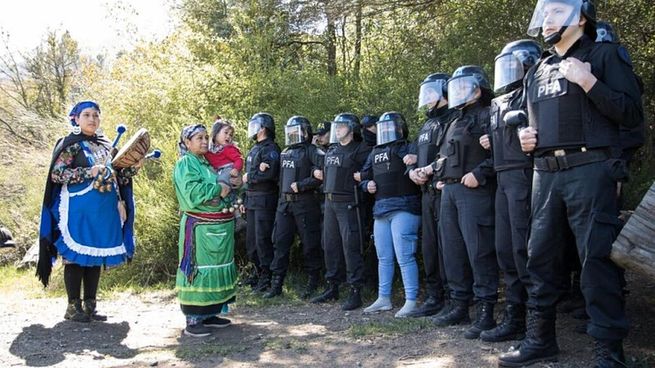 Miembros de la comunidad Lafken Winkul Mapu frente a la Policía Federal.&nbsp;