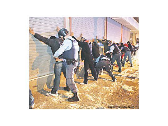 Tras los violentos incidentes, la Policía neuquina detuvo a más de cuarenta personas, que sin embargo fueron ya liberadas.