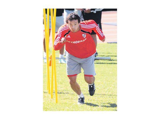Adalberto Román quedó fuera del equipo cinco meses, después del ingenuo penal que cometió ante Belgrano. El domingo reaparece.