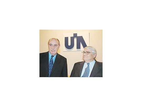 El flamante presidente de la UIA, Héctor Méndez (en la foto, junto al saliente Alberto Alvarez Gaiani), mostró su preocupación por la iniciativa que crea «delegados de seguridad e higiene».
