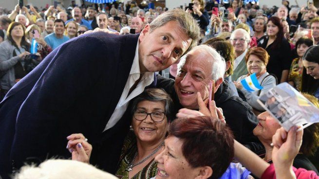 Massa junto a jubilados en Mendoza.&nbsp;