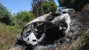 El auto apareció quemado al costado de la colectora Río Paraná.