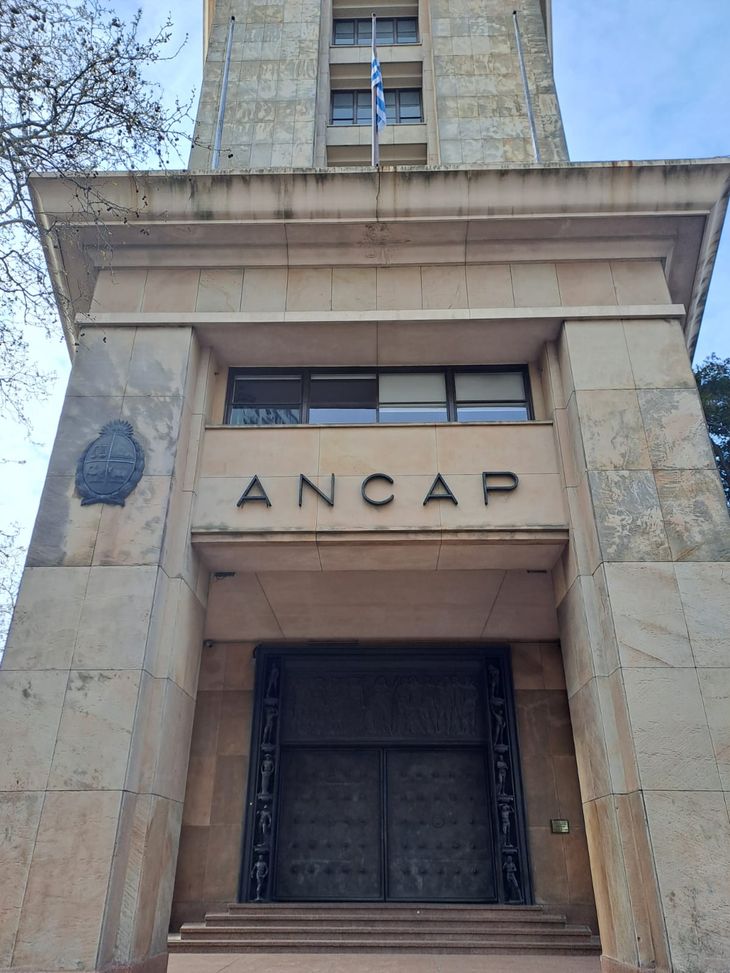 La Administración Nacional de Combustible, Alcohol y Portland (Ancap), empresa estatal de Uruguay. La Administración Nacional de Combustible, Alcohol y Portland (Ancap), empresa estatal de Uruguay.