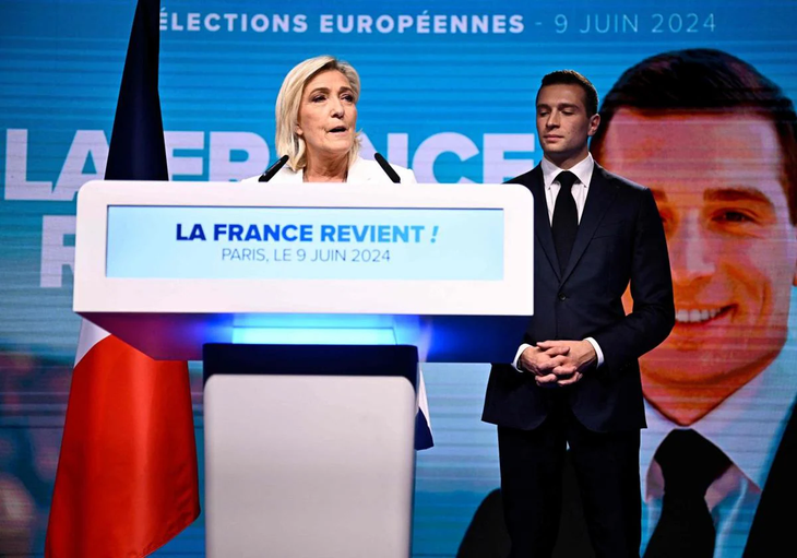 La líder de la ultraderecha francesa, Marine Le Pen, y Jordan Bardella, cabeza de la lista al Parlamento Europeo.