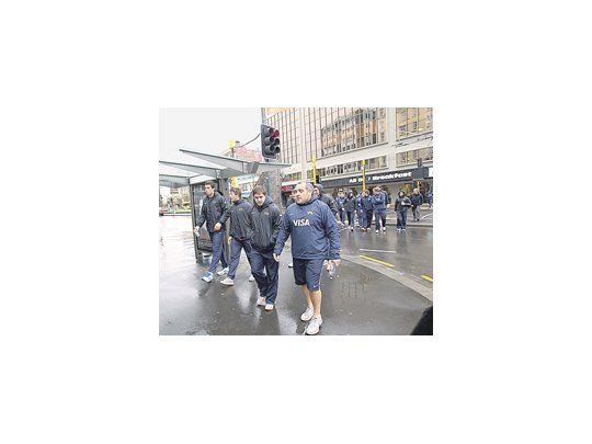 Agulla y Roncero, junto al resto del plantel de Los Pumas, recorren las calles de Wellington.