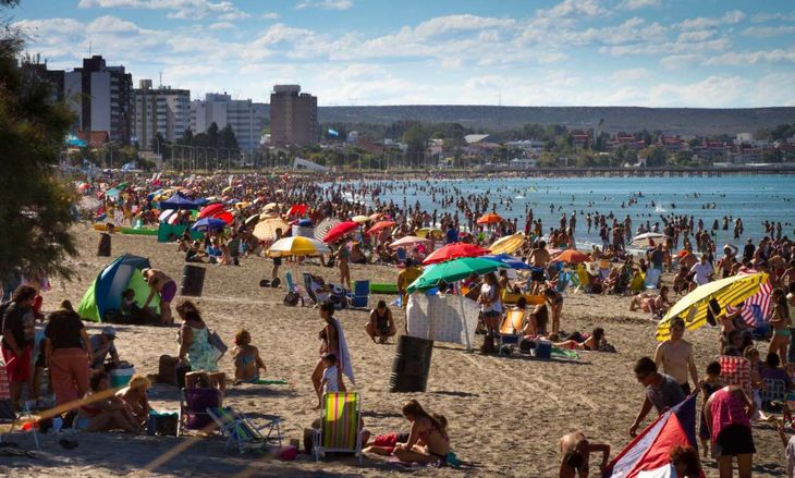 Puerto Madryn offers visitors 4 kilometers of uninterrupted beach. Puerto Madryn offers visitors 4 kilometers of uninterrupted beach.