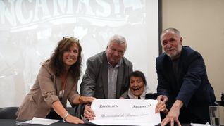 Taty Almeida recibió el Doctorado Honoris Causa de la UBA en un acto en Filosofía y Letras. Taty Almeida recibió el Doctorado Honoris Causa de la UBA en un acto en Filosofía y Letras.