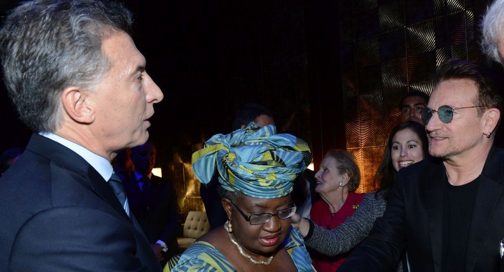 El Jefe de Estado recibe el saludo de Bono, el cantante irlandés líder del grupo U2.