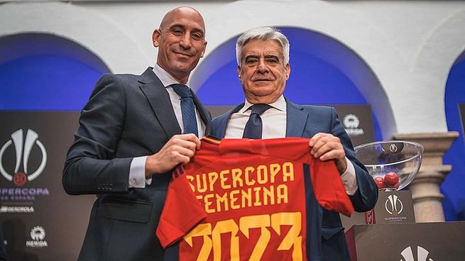 El ex titular de la RFEF, Luis Rubiales , con el presidente interiino Pedro Rocha durante la presentación de la Supercopa femenina el año pasado.