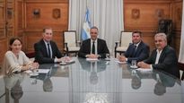 Manuel Adorni y Diego Santilli encabezaron encuentros con gobernadores en Casa Rosada. Los acompañó María Ibarzabal, secretaria de Legal y Técnica.&nbsp;