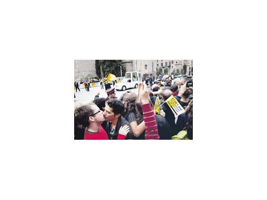 Activistas homosexuales se besaron al paso del «papamóvil» en Barcelona (arriba), en el marco de una visita de Benedicto XVI que reavivó las tensiones entre el Vaticano y el Gobierno de José Luis Rodríguez Zapatero. El socialista no acudió a los actos oficiales y sólo se reunió con el Papa para despedirlo en el aeropuerto (abajo).