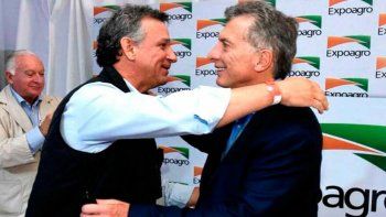 El expresidente Mauricio Macri en un afectuoso saludo con Fernán Saguier en Expoagro.