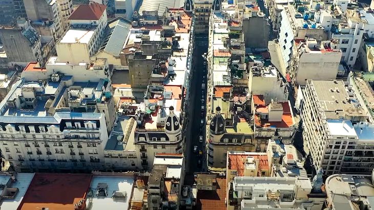 Toma aérea que muestra la traza lineal del pasaje y su integración con el tejido urbano del centro porteño