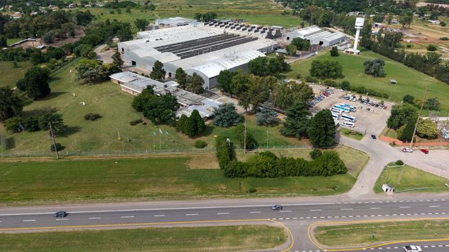 Aluar inició la construcción de un parque solar en Abasto que generará más de 55.200 MWh anuales y abastecerá el equivalente al consumo de más de 20.000 hogares.