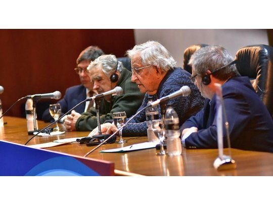 Noam Chomsky expuso en la Intendencia de Montevideo invitado por la  Fundación Liber Seregni. La humanidad ha construido dos máquinas de destrucción: las armas nucleares y la catástrofe medioambiental, advirtió. (foto: gentileza @seregni_org)