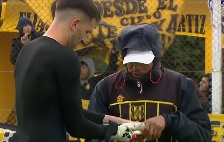 El arquero Bonnín tuvo que entregar sus guantes ante un barra que lo enfrentó a centímetros. El arquero Bonnín tuvo que entregar sus guantes ante un barra que lo enfrentó a centímetros.