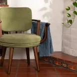 El invento propone una manera muy simple de renovar la típica silla con ropa. El invento propone una manera muy simple de renovar la típica silla con ropa.