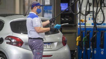 El aumento llevaría el precio de la nafta súper por encima de los $1000.