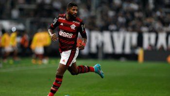 telefono, muneco: una figura del flamengo queda libre y quiere jugar en river