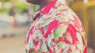 La nueva tendencia 2026 le dice chau a la camisa floreada.