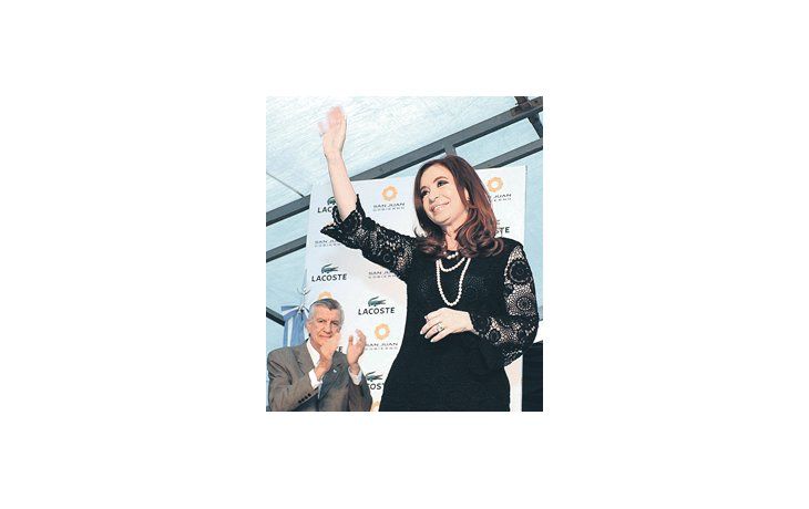 El gobernador José Luis Gioja aplaude a Cristina de Kirchner, ayer en San Juan.