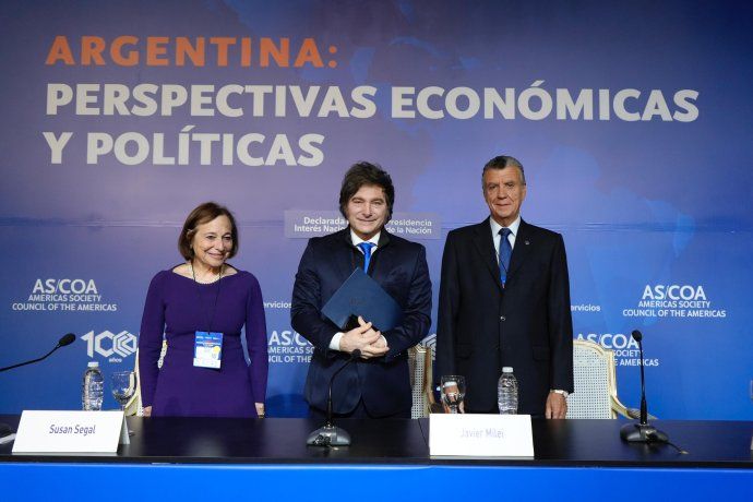 El presidente Javier Milei junto a la titular del Council de las Américas, Susan Segal, y el presidente de la CAC, Natalio Grinman. El presidente Javier Milei junto a la titular del Council de las Américas, Susan Segal, y el presidente de la CAC, Natalio Grinman.