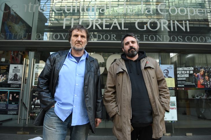 Juano Villfañe y Manuel Santos Iñurrieta escribieron “La celebración, una comedia para los que vendrán”, que se presenta los viernes a las 20 en el Centro Cultural de la Cooperación. Juano Villfañe y Manuel Santos Iñurrieta escribieron “La celebración, una comedia para los que vendrán”, que se presenta los viernes a las 20 en el Centro Cultural de la Cooperación.