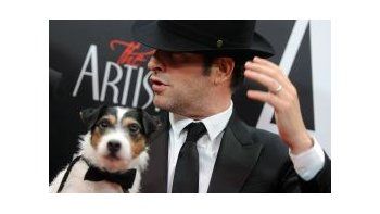 Uggie, junto al protagonista de The Artist, Jean Dujardin.