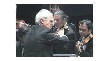 Juan Pablo Izquierdo brindó, con la Orquesta de Cámara de Chile y Horacio Lavandera como solista, notables versiones de Beethoven.