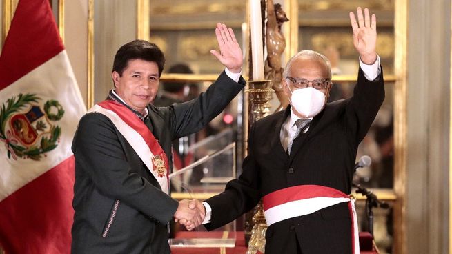 El presidente de Perú, Pedro Castillo, y su nuevo jefe de gabinete, Aníbal Torres.