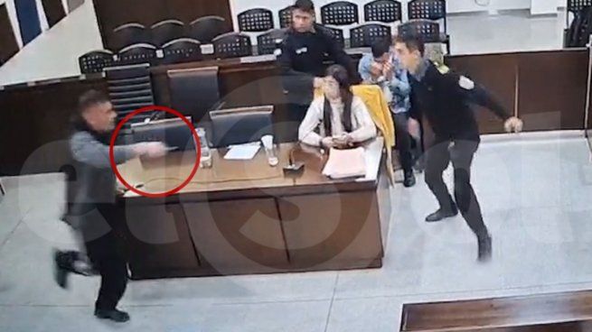 El momento en el que el preso intenta matar a la fiscal
