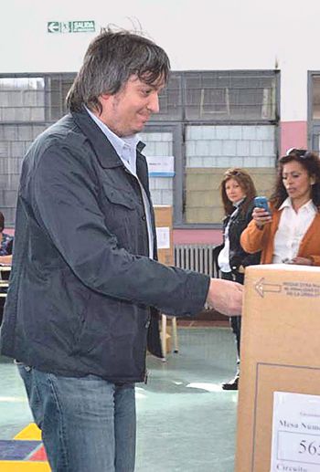 Máximo Kirchner fue interceptado por los medios al votar en Río Gallegos. Habló de sus padres.