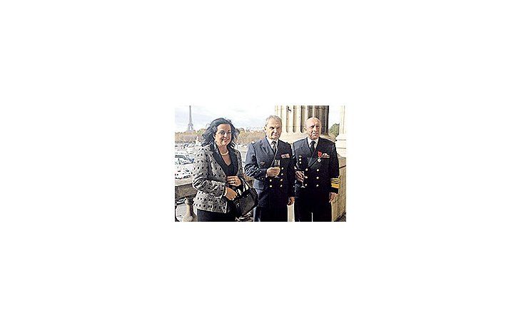 ámbito.com | Nilda Garré junto al jefe de la armada de Francia y el titular de esa fuerza en la Argentina, almirante Jorge Godoy, ayer en un acto de condecoración del jefe naval por su «respeto a la ética naval».