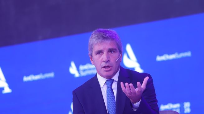 Luis Caputo: No nos moveremos ni un centímetro de este rumbo.