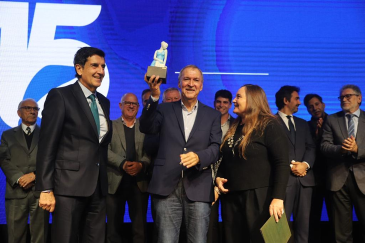 El gobernador Juan Schiaretti, junto con la titular de la Fundación Mediterránea, María Pía Astori, y el presidente del Instituto de Estudios sobre la Realidad Argentina y Latinoamericana (IERAL), Carlos Melconian.