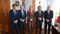 Los gobernadores norteños, junto a Alejandra Monteoliva, en Tucumán.