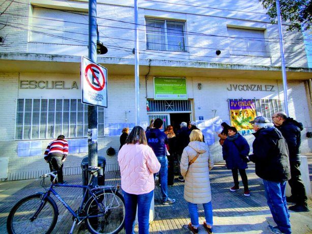 Varios votantes debieron aguardar en las afueras del colegio. 
