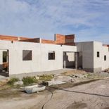La vivienda sorprende por dos acres con lago, pileta y decoración de estilo georgiana.&nbsp;