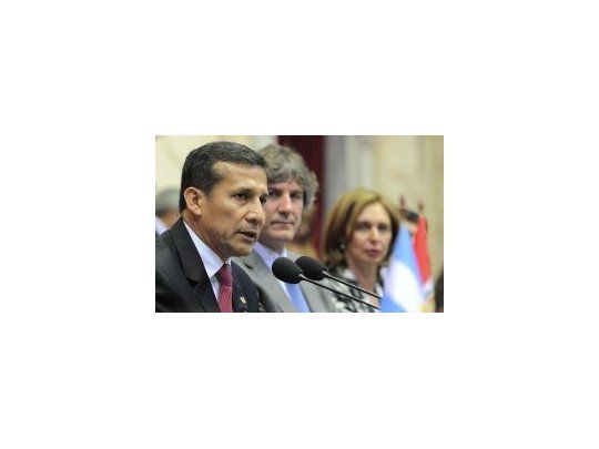 El presidente de Perú, Ollanta Humala, junto a los titulares del Senado, Amado Boudou y Beatriz Rojkés.