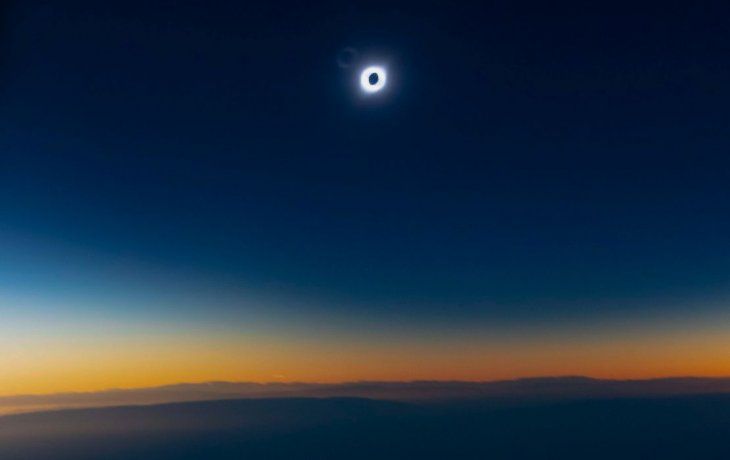 pasajeros de un vuelo de aerolineas contemplaron el eclipse en pleno viaje