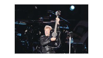 En su cuarta visita al país, Jon Bon Jovi cantó, bailó, hizo bailar a 40.000 fans e hizo parecer único su recital en Vélez, aunque la lista de temas fuera casi exactamente la misma que en otros puntos de la gira.