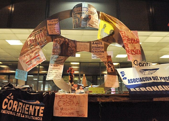 Vigilia militante en la puerta de la Fundación Favaloro (foto 6)