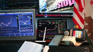 La compañía de videojuegos GameStop presentó una oferta no vinculante para adquirir el 100% del sitio de subastas y comercio electrónico eBay. La compañía de videojuegos GameStop presentó una oferta no vinculante para adquirir el 100% del sitio de subastas y comercio electrónico eBay.